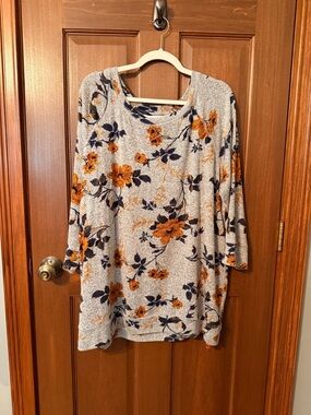 Market & Spruce Gray Scoop Neck Sweater with Orange Floral Print